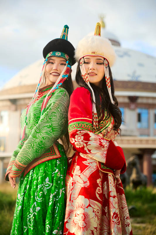 身穿蒙古族部落传统服饰的两位蒙古族姑娘图片