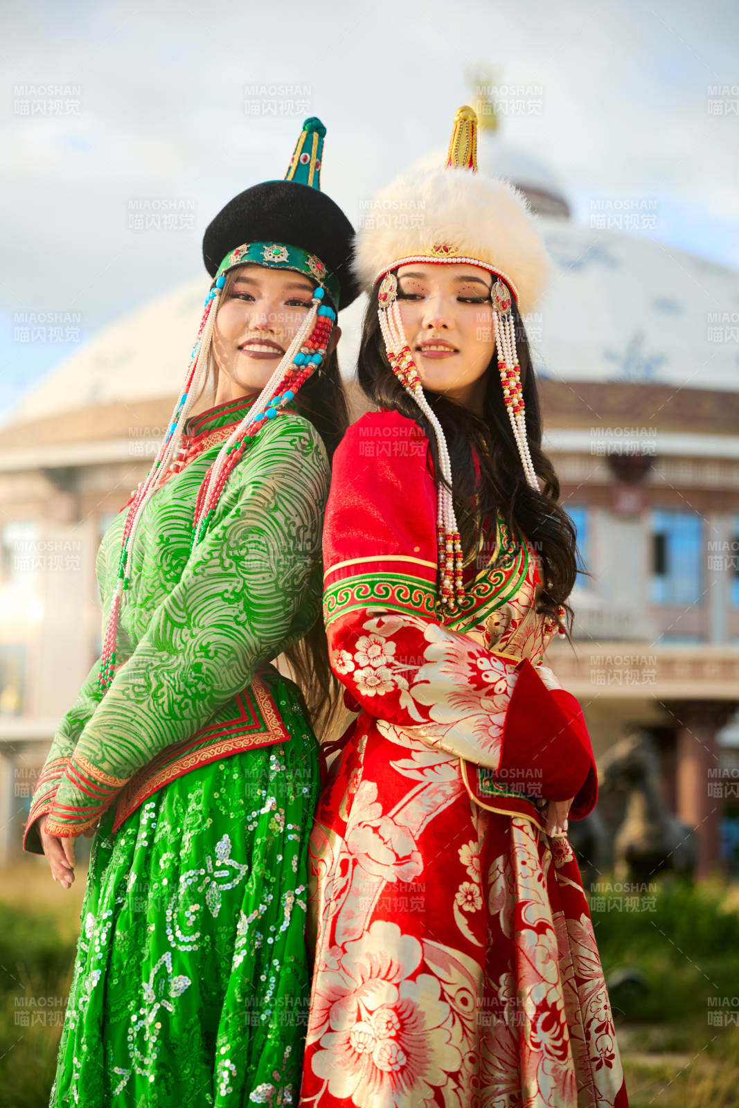 身穿蒙古族部落传统服饰的两位蒙古族姑娘图片