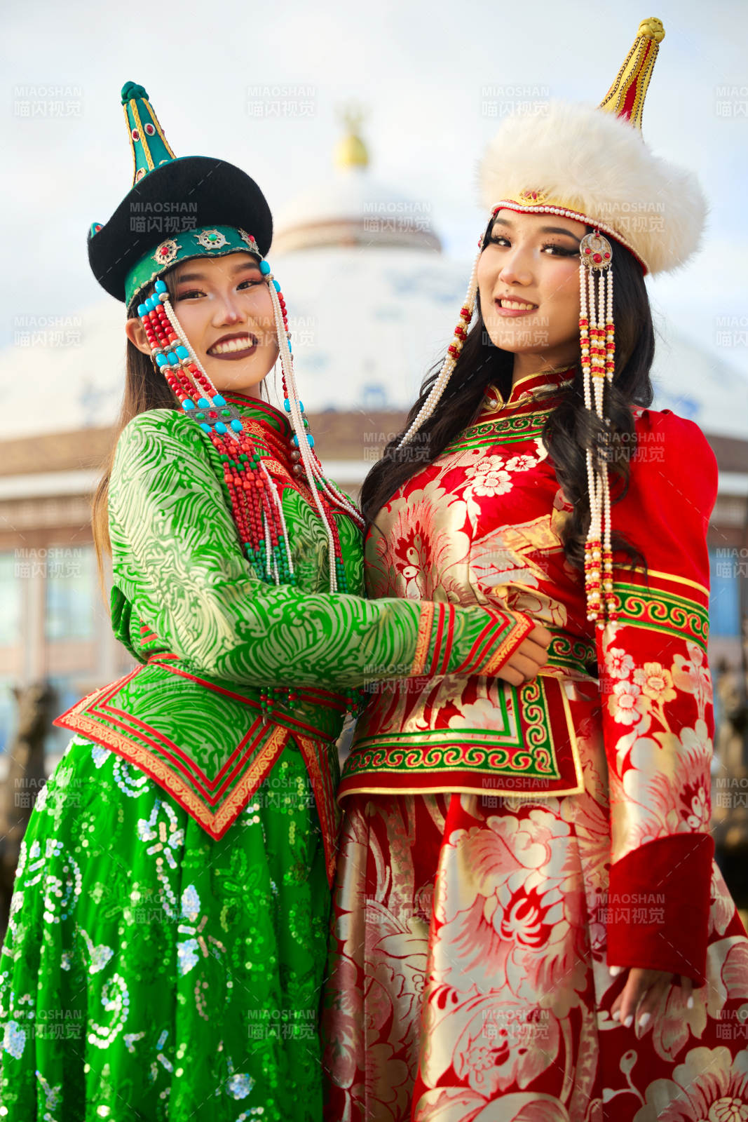 身穿蒙古族部落传统服饰的两位蒙古族姑娘图片