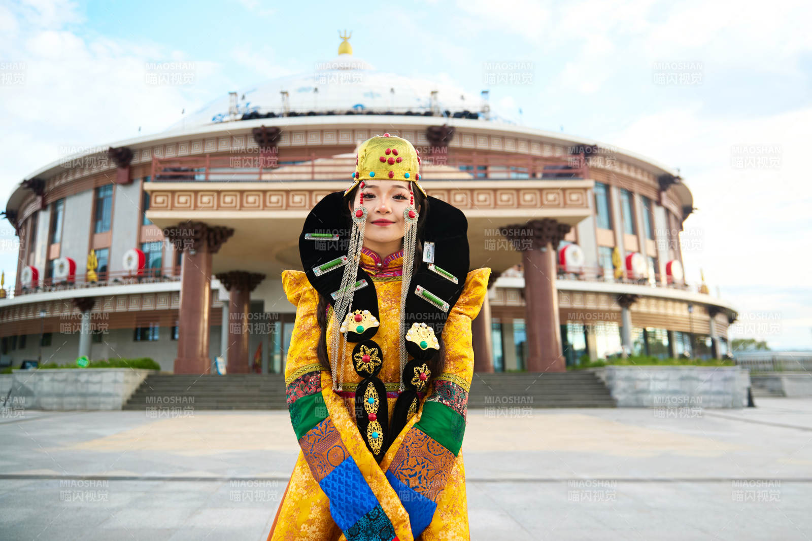 身穿蒙古族喀尔喀部落传统服饰的蒙族姑娘图片