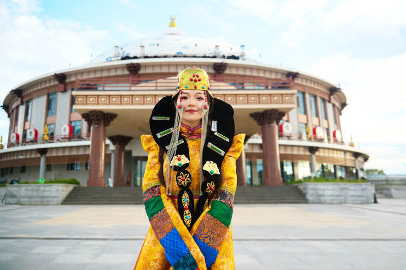 身穿蒙古族喀尔喀部落传统服饰的蒙族姑娘图片