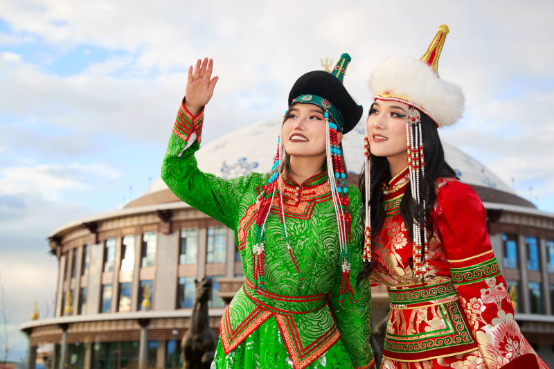 身穿蒙古族部落传统服饰的两位蒙古族姑娘图片