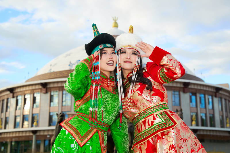 身穿蒙古族部落传统服饰的两位蒙古族姑娘图片