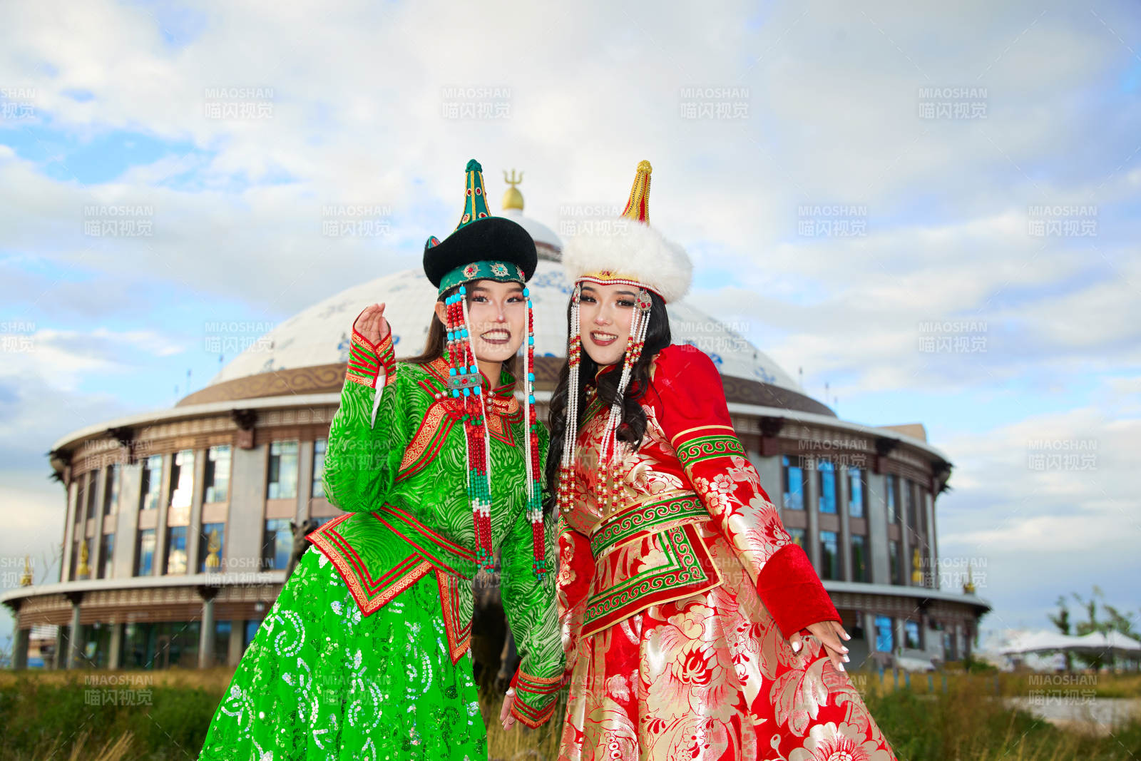 身穿蒙古族部落传统服饰的两位蒙古族姑娘图片