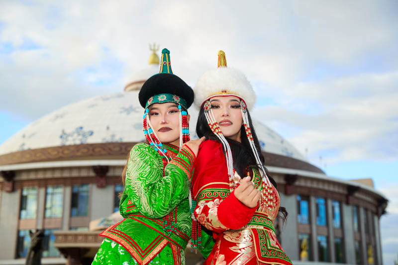 身穿蒙古族部落传统服饰的两位蒙古族姑娘图片