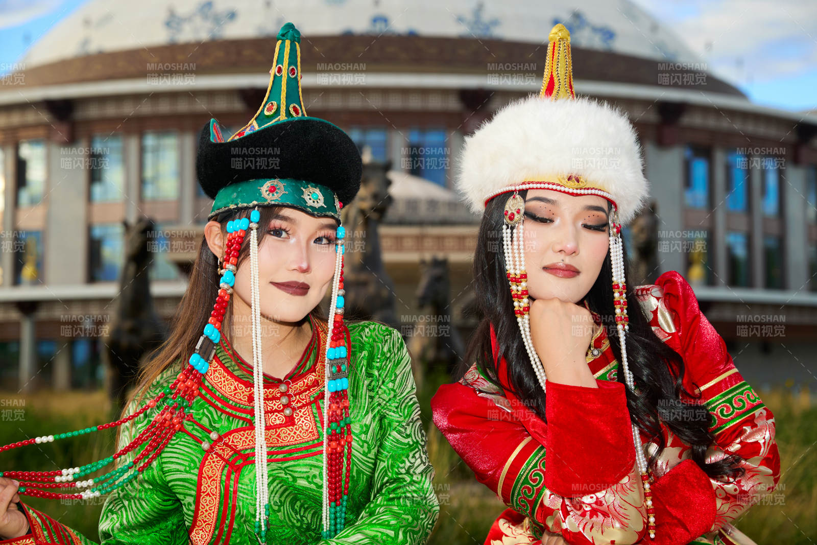 身穿蒙古族部落传统服饰的两位蒙古族姑娘图片