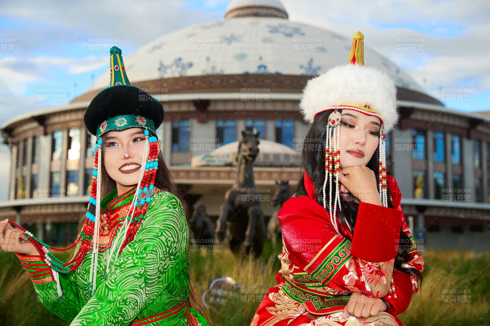 身穿蒙古族部落传统服饰的两位蒙古族姑娘图片