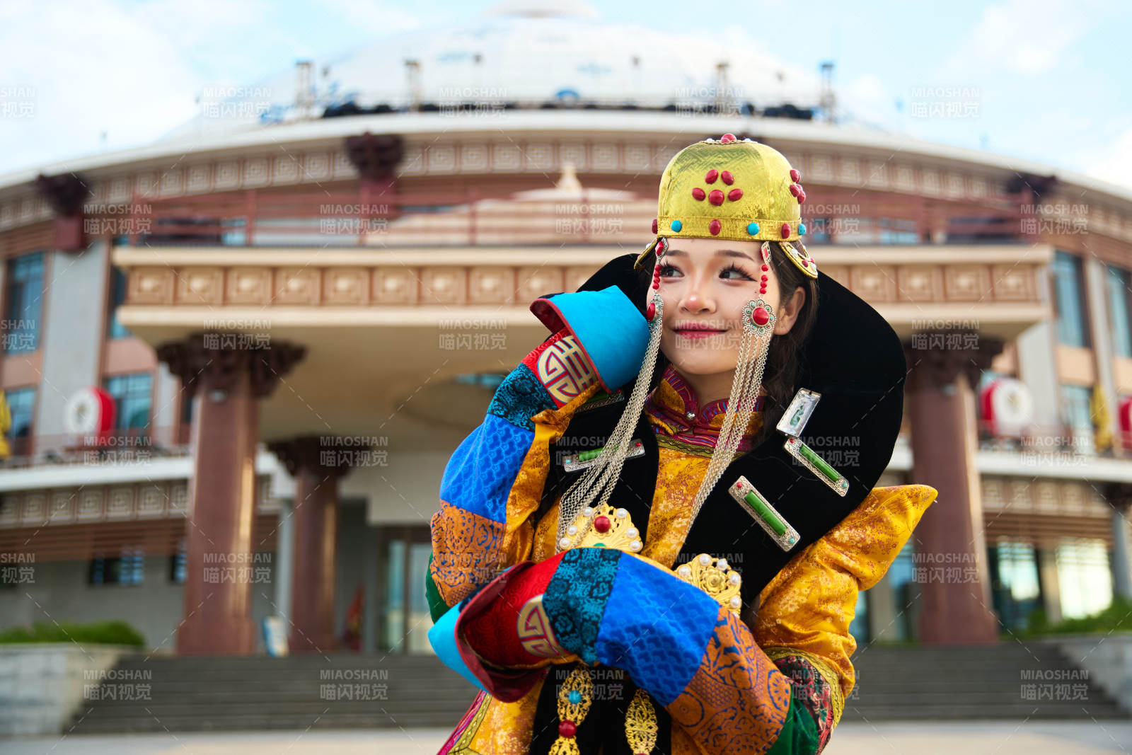 身穿蒙古族喀尔喀部落传统服饰的蒙族姑娘图片