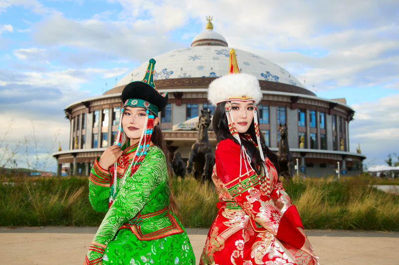 身穿蒙古族部落传统服饰的两位蒙古族姑娘图片