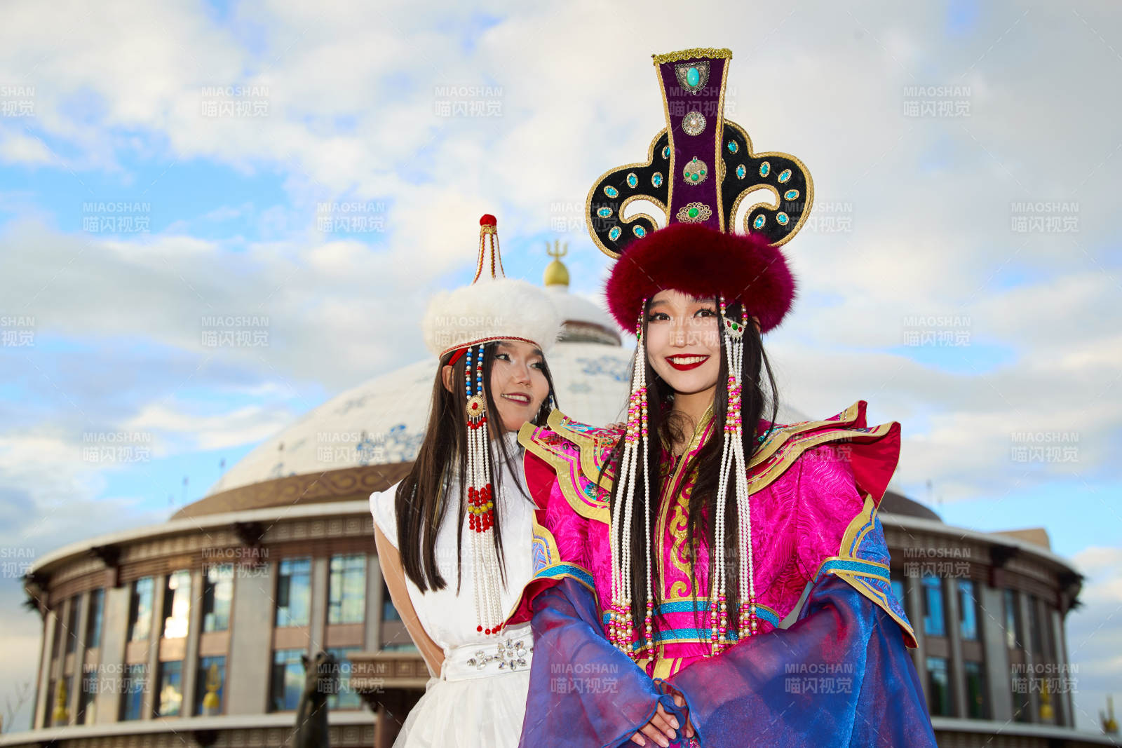 身穿蒙古族部落传统服饰的两位蒙古族姑娘图片