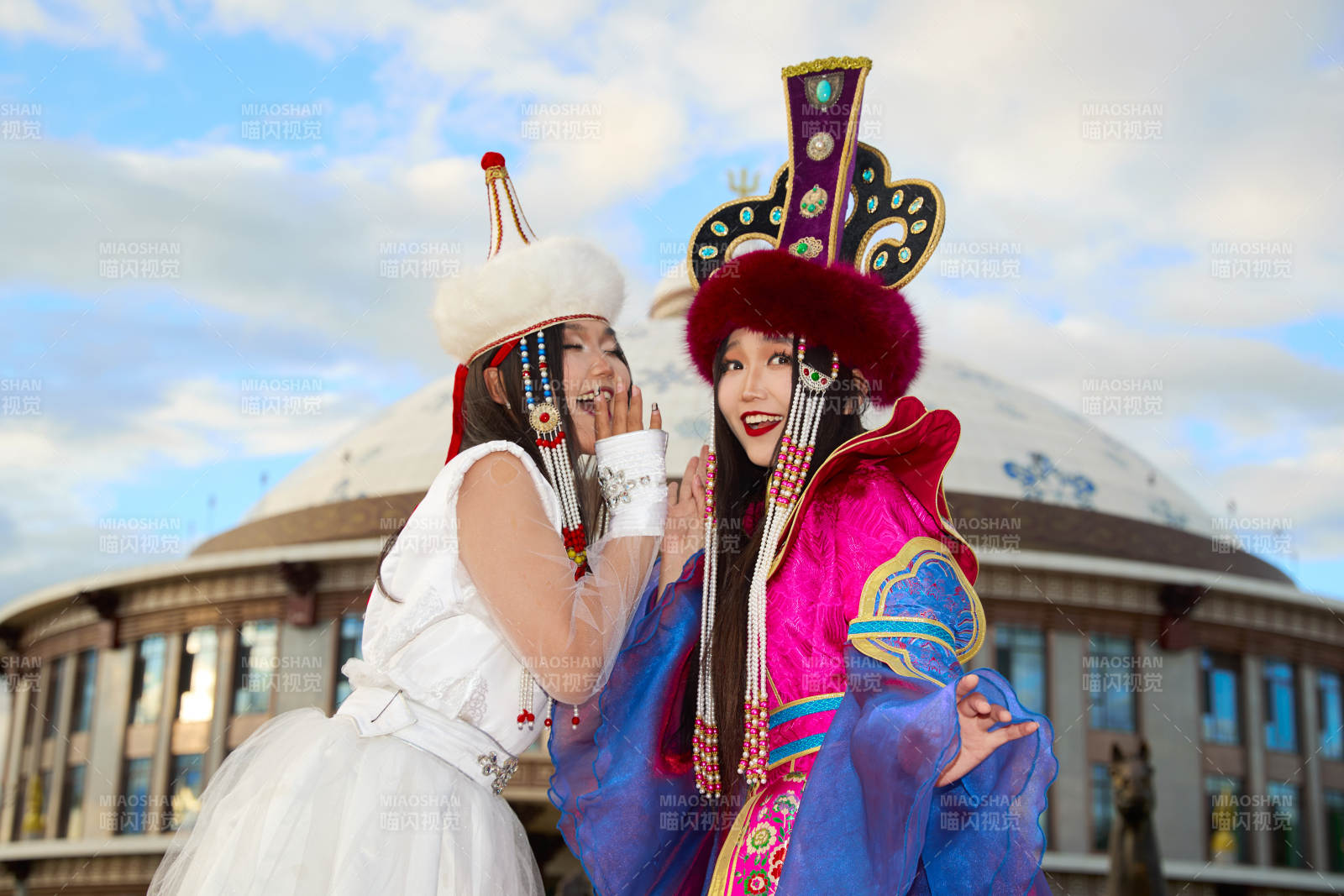 身穿蒙古族部落传统服饰的两位蒙古族姑娘图片