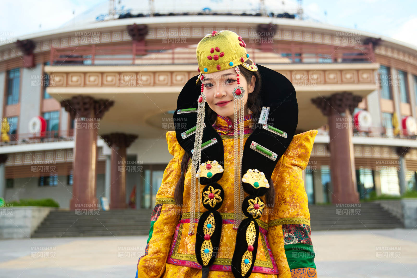 身穿蒙古族喀尔喀部落传统服饰的蒙族姑娘图片