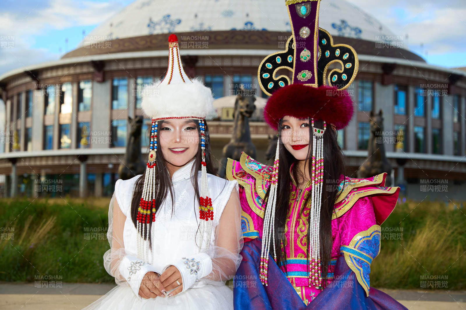 身穿蒙古族部落传统服饰的两位蒙古族姑娘图片