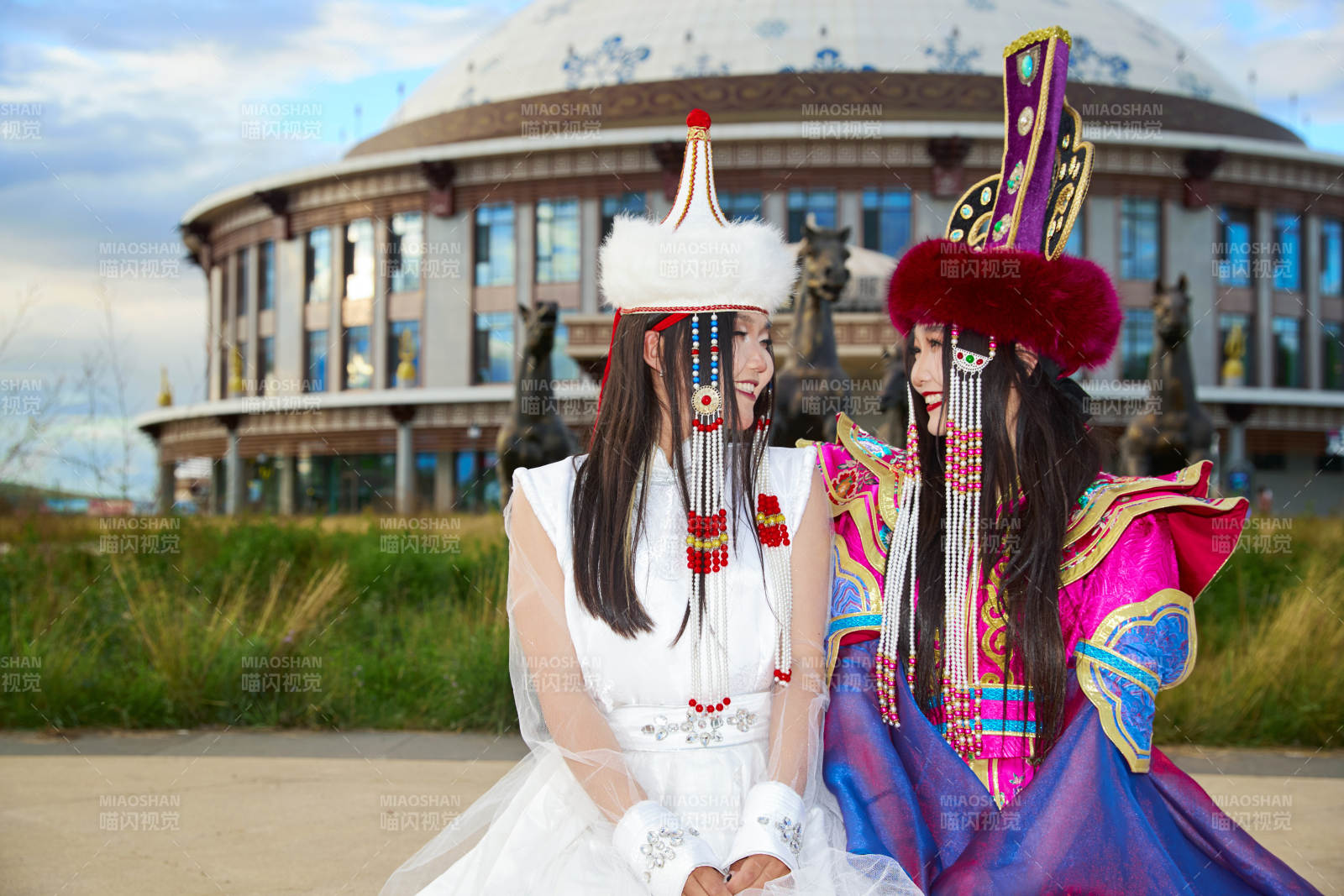 身穿蒙古族部落传统服饰的两位蒙古族姑娘图片