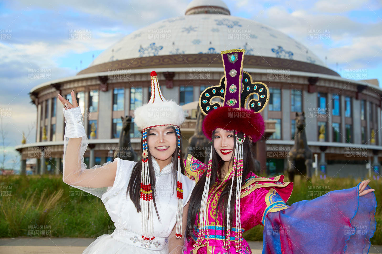 身穿蒙古族部落传统服饰的两位蒙古族姑娘图片