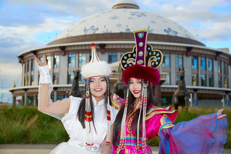 身穿蒙古族部落传统服饰的两位蒙古族姑娘图片