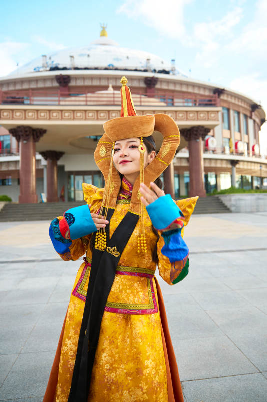 身穿蒙古族喀尔喀部落传统服饰的蒙族姑娘图片