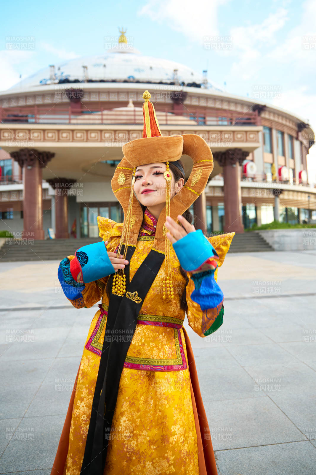 身穿蒙古族喀尔喀部落传统服饰的蒙族姑娘图片