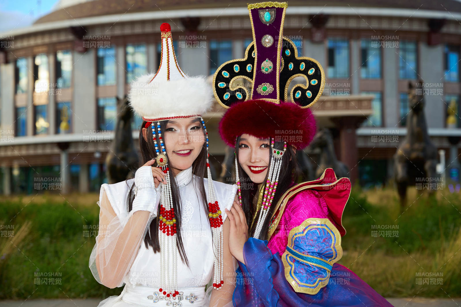 身穿蒙古族部落传统服饰的两位蒙古族姑娘图片