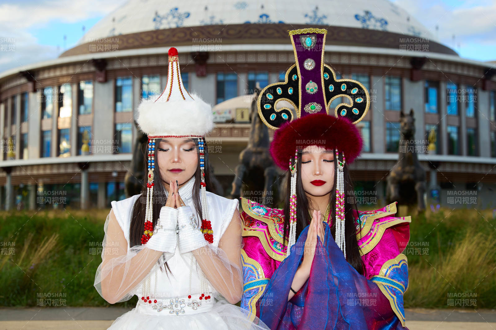 身穿蒙古族部落传统服饰的两位蒙古族姑娘图片