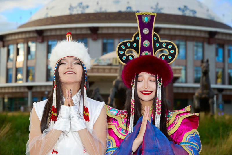 身穿蒙古族部落传统服饰的两位蒙古族姑娘图片