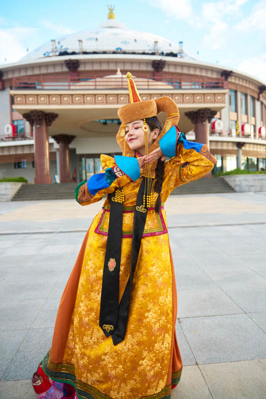 身穿蒙古族喀尔喀部落传统服饰的蒙族姑娘图片