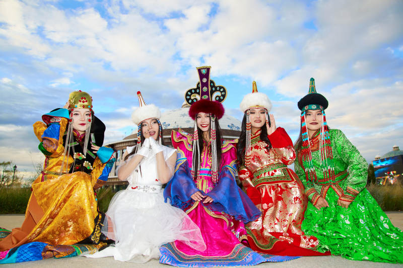 身穿蒙古族各部落传统服饰的蒙古族姑娘图片