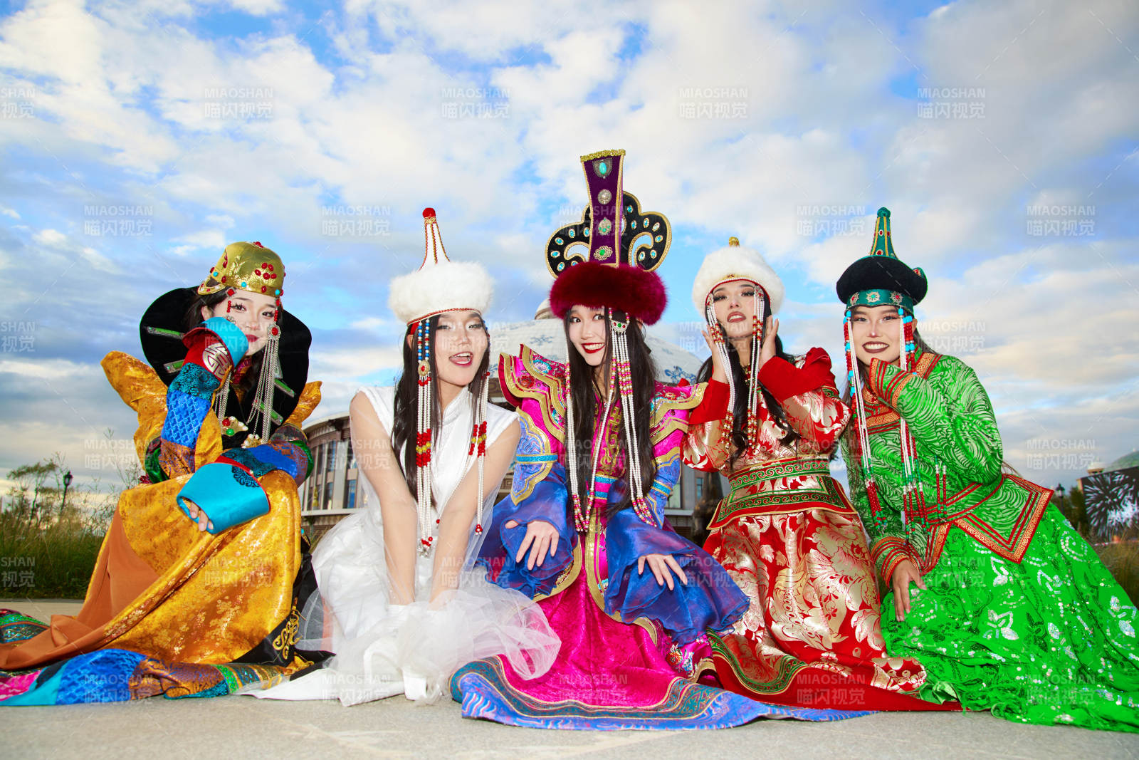 身穿蒙古族各部落传统服饰的蒙古族姑娘图片