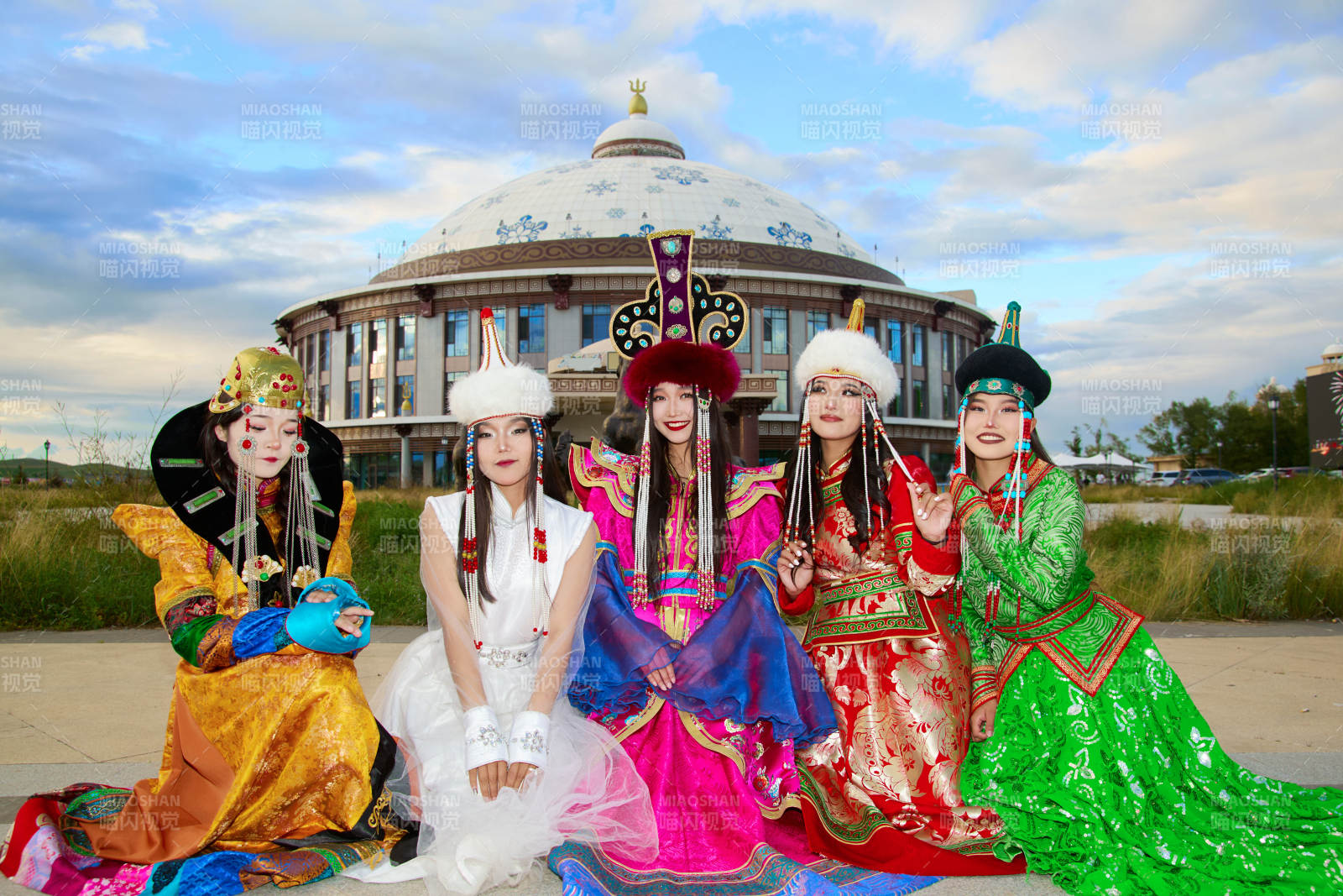 身穿蒙古族各部落传统服饰的蒙古族姑娘图片