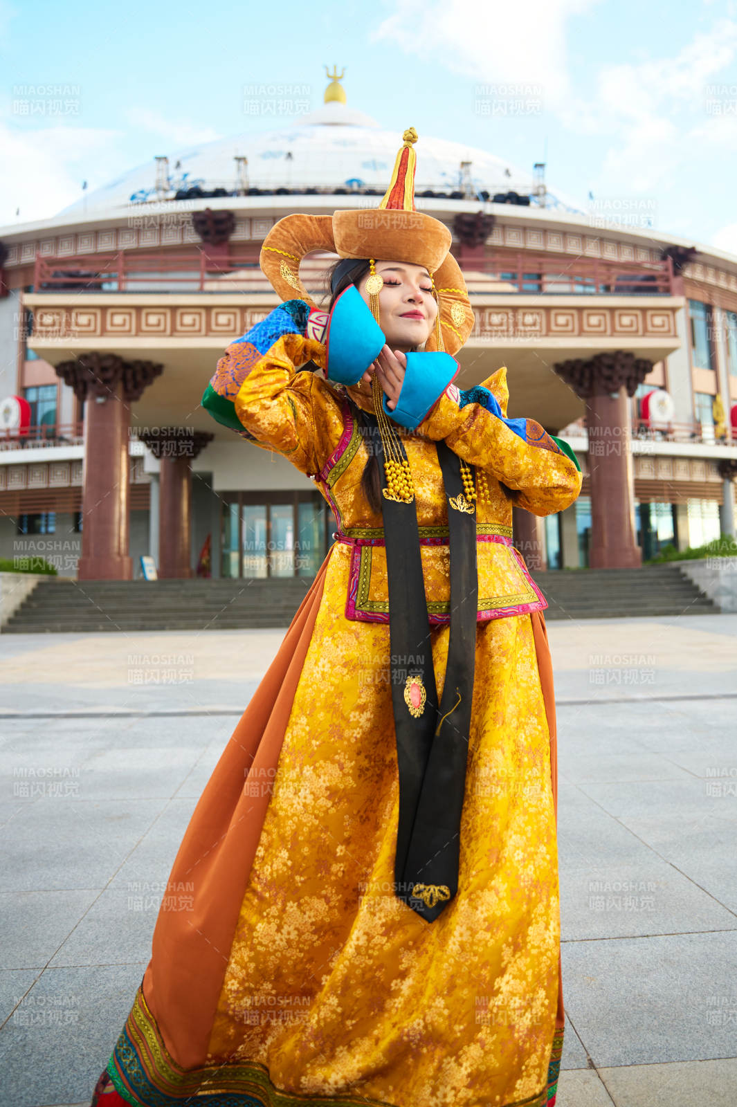 身穿蒙古族喀尔喀部落传统服饰的蒙族姑娘图片