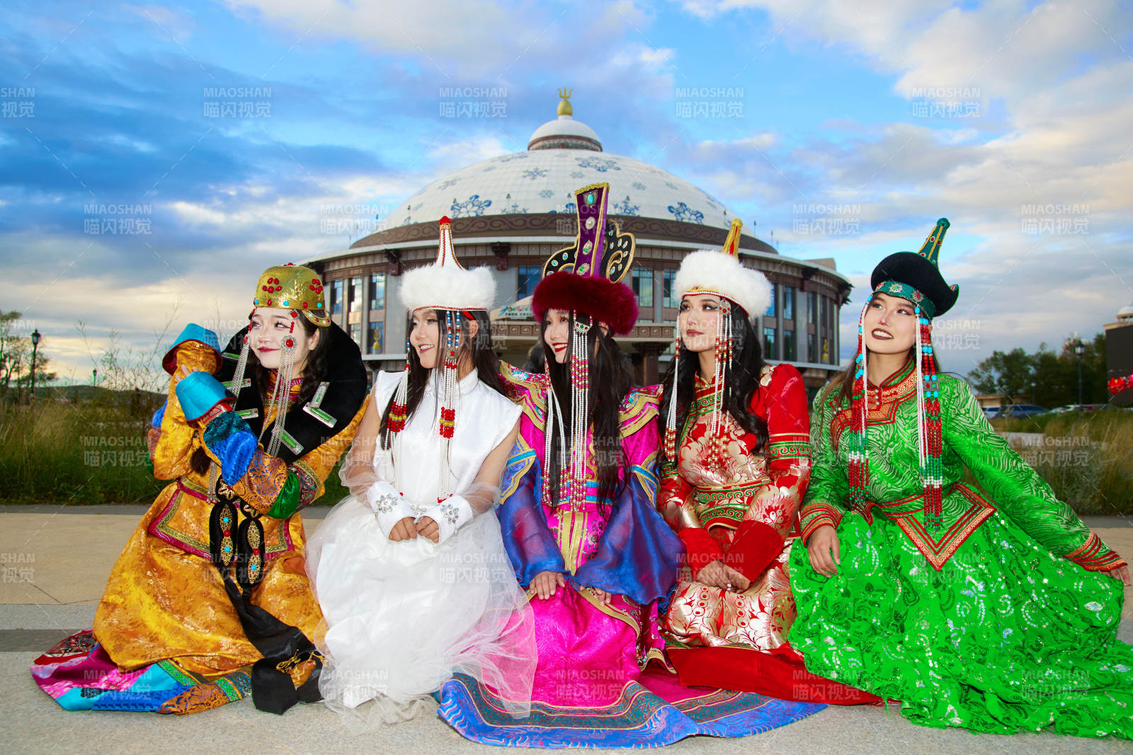 身穿蒙古族各部落传统服饰的蒙古族姑娘图片