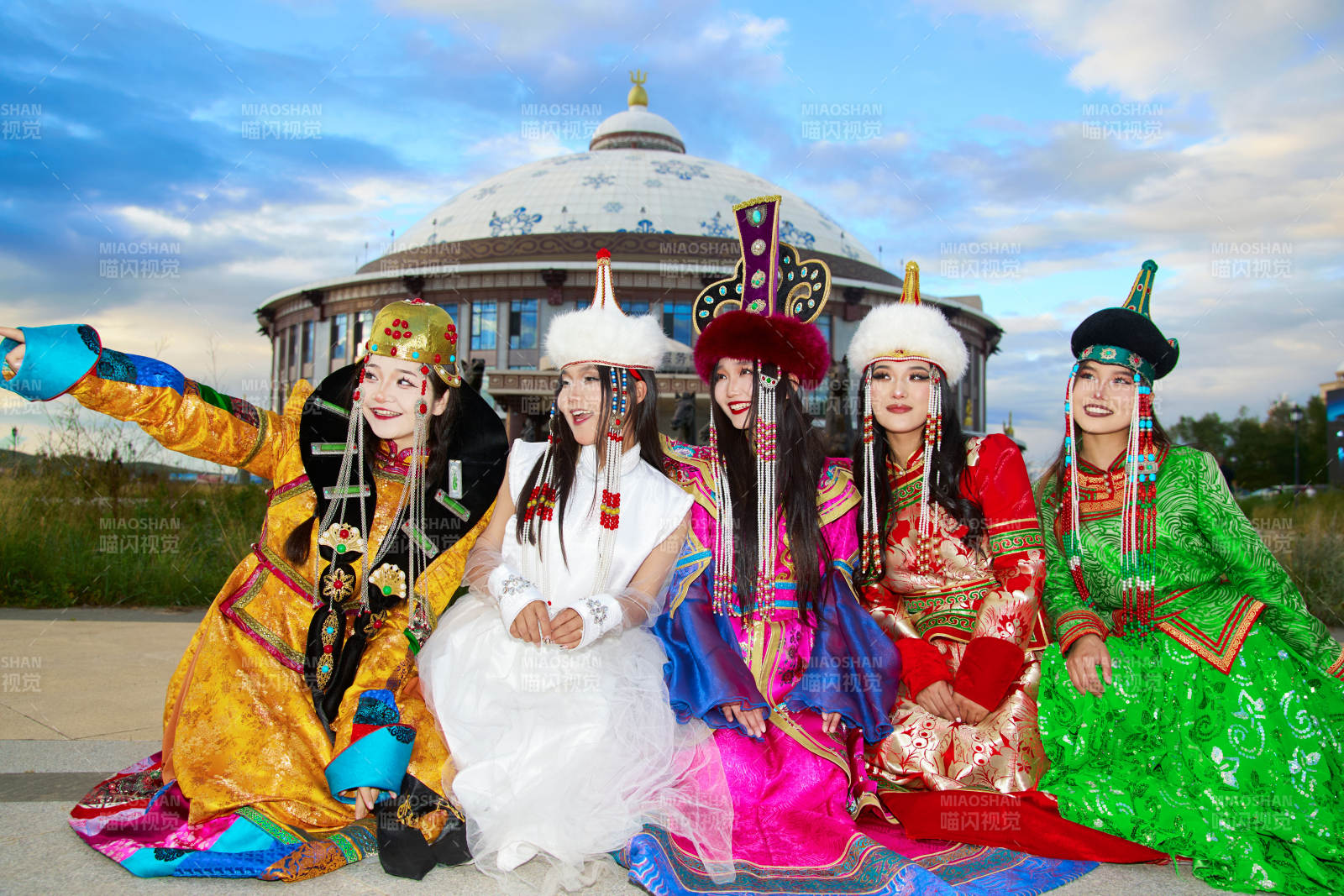 身穿蒙古族各部落传统服饰的蒙古族姑娘图片