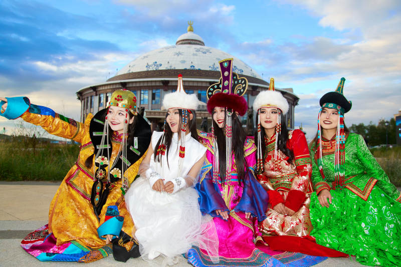 身穿蒙古族各部落传统服饰的蒙古族姑娘图片