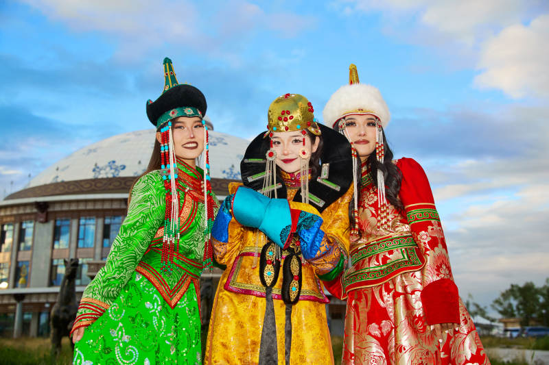 身穿蒙古族部落传统服饰的三位蒙古族姑娘图片