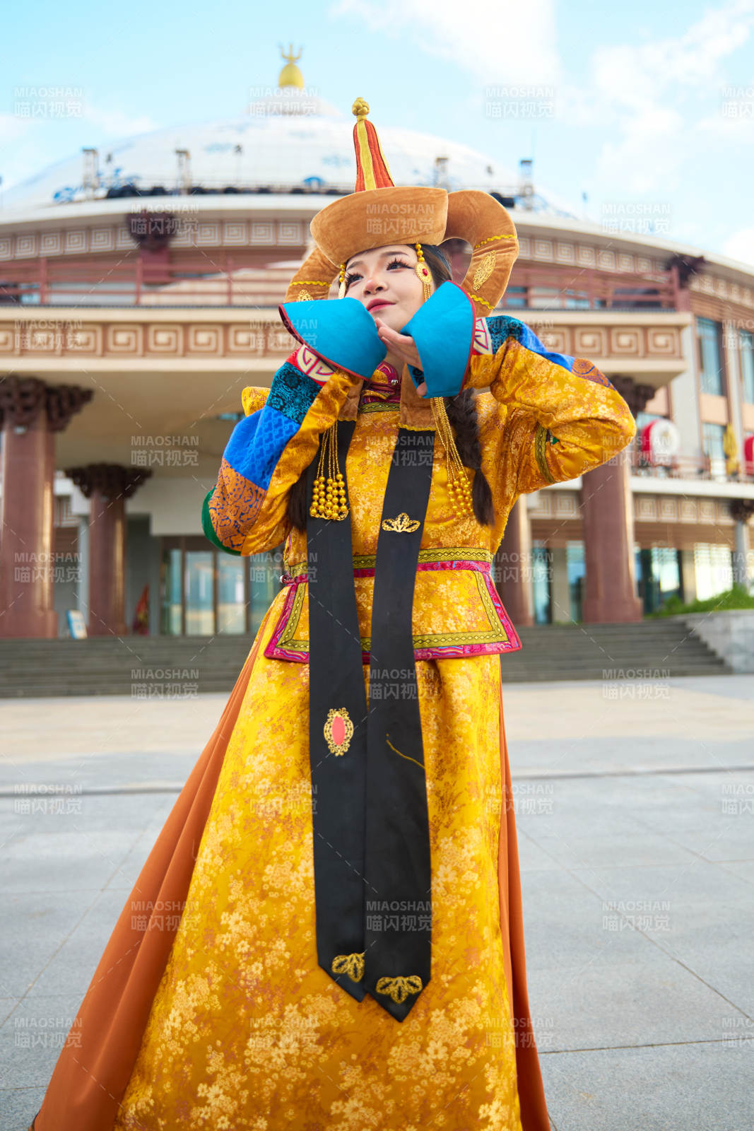 身穿蒙古族喀尔喀部落传统服饰的蒙族姑娘图片