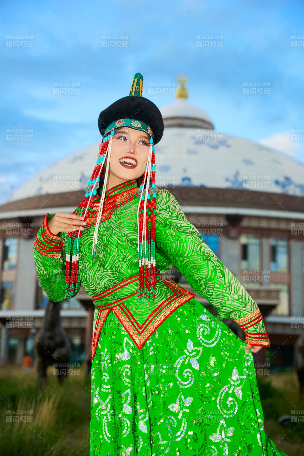 身穿蒙古族巴尔虎部落传统服饰的蒙族姑娘图片