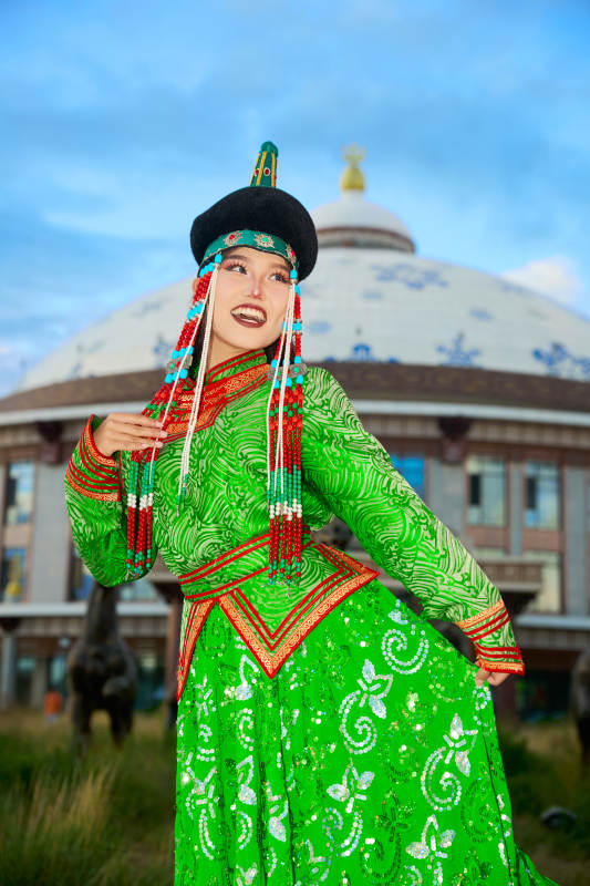 身穿蒙古族巴尔虎部落传统服饰的蒙族姑娘图片