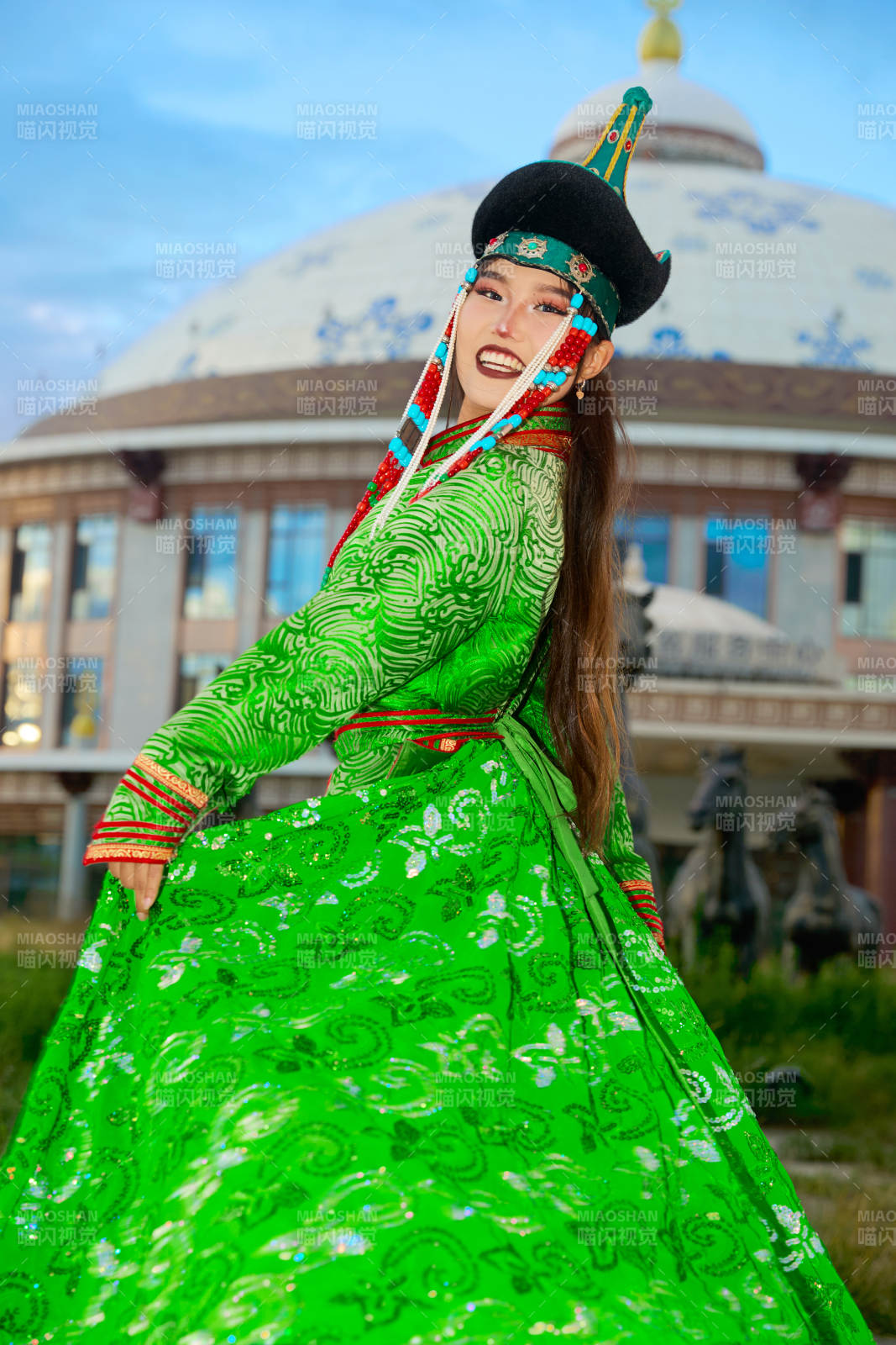 身穿蒙古族巴尔虎部落传统服饰的蒙族姑娘图片