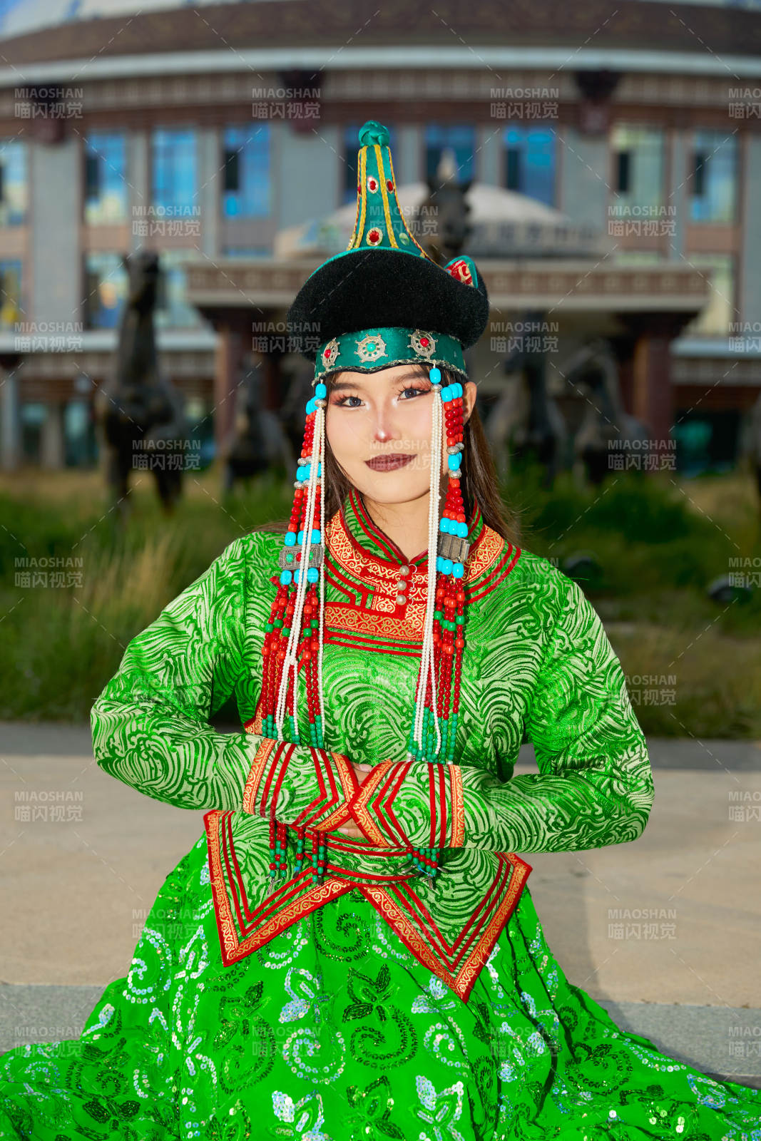 身穿蒙古族巴尔虎部落传统服饰的蒙族姑娘图片