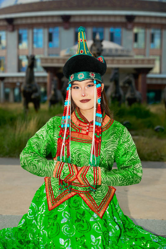 身穿蒙古族巴尔虎部落传统服饰的蒙族姑娘图片