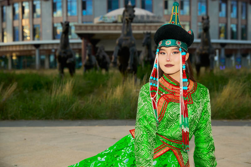 身穿蒙古族巴尔虎部落传统服饰的蒙族姑娘图片