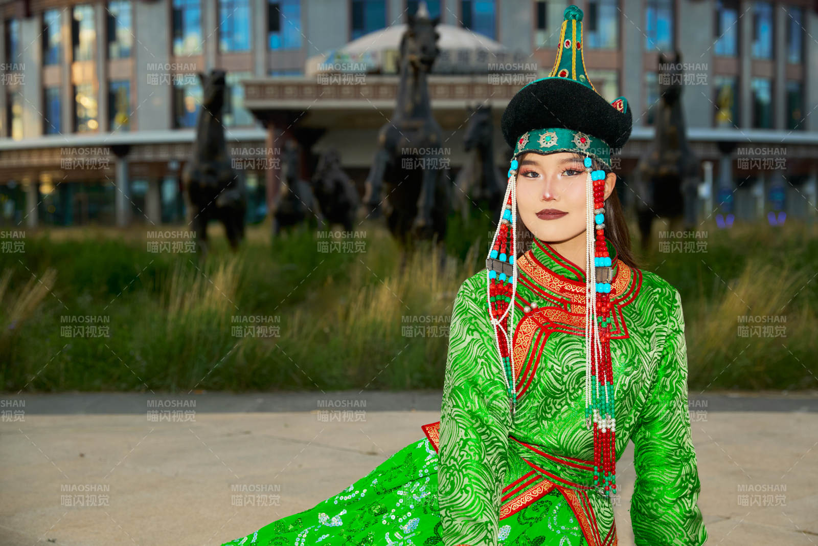 身穿蒙古族巴尔虎部落传统服饰的蒙族姑娘图片