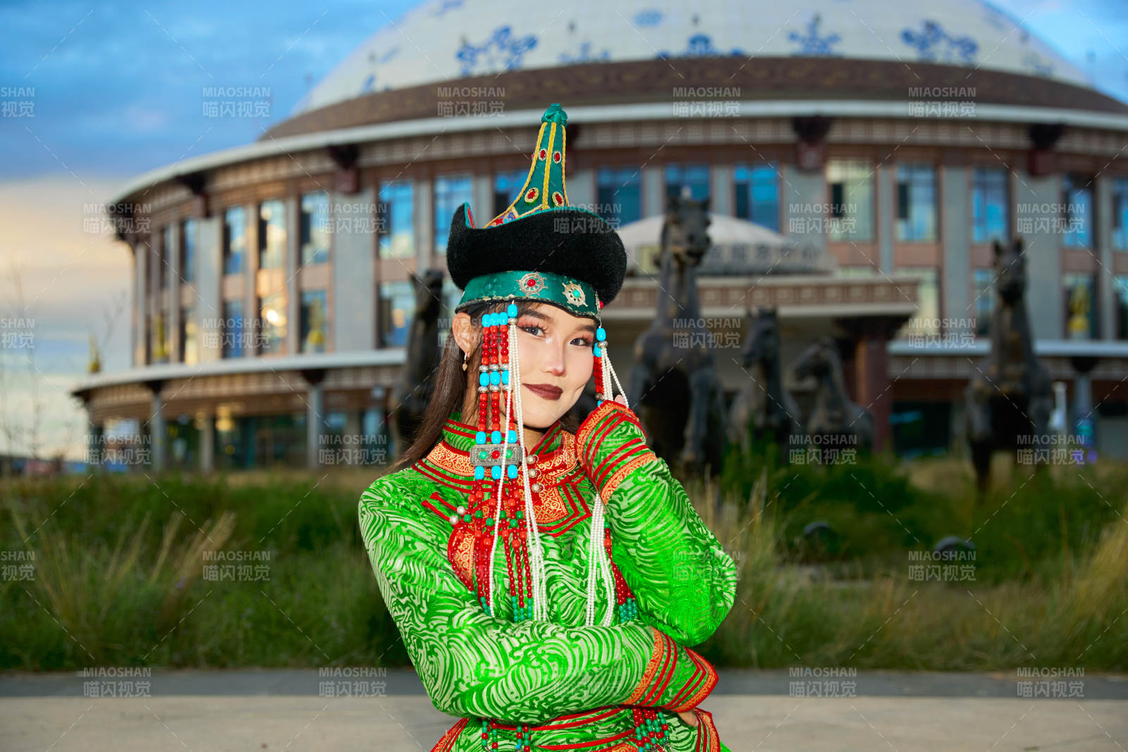 穿着蒙古族鄂尔多斯部落传统服饰的蒙族姑娘图片