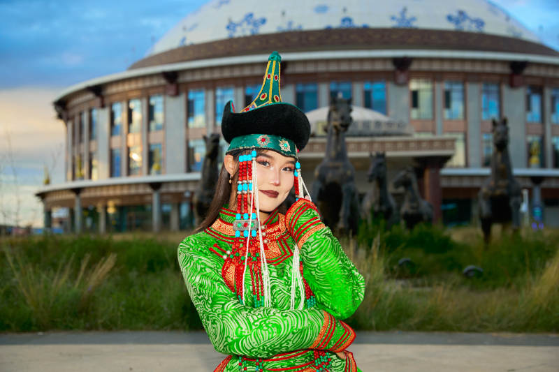 穿着蒙古族鄂尔多斯部落传统服饰的蒙族姑娘图片