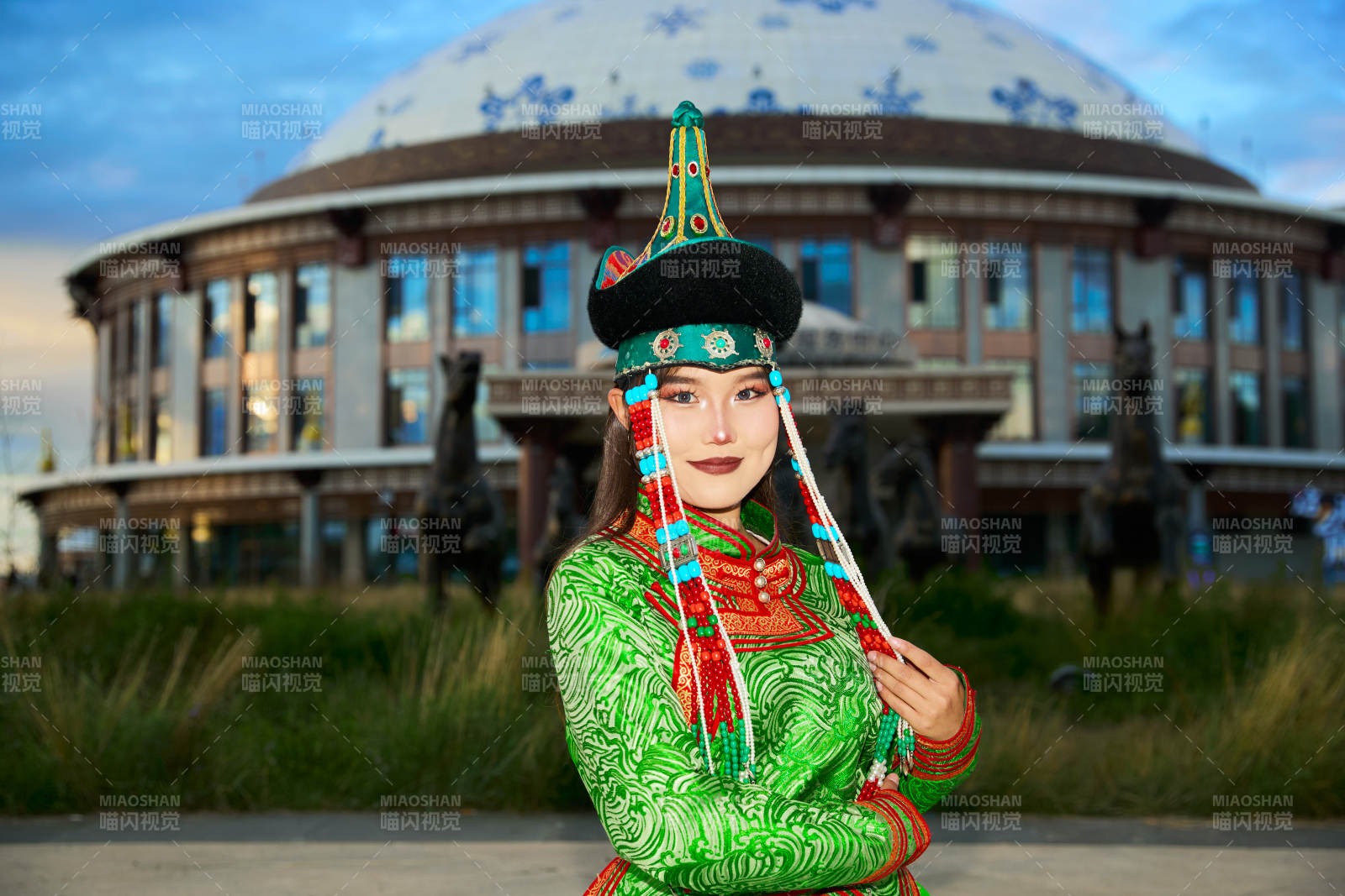 穿着蒙古族鄂尔多斯部落传统服饰的蒙族姑娘图片