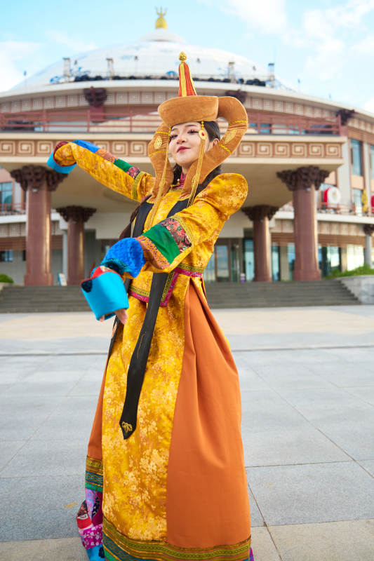 身穿蒙古族喀尔喀部落传统服饰的蒙族姑娘图片