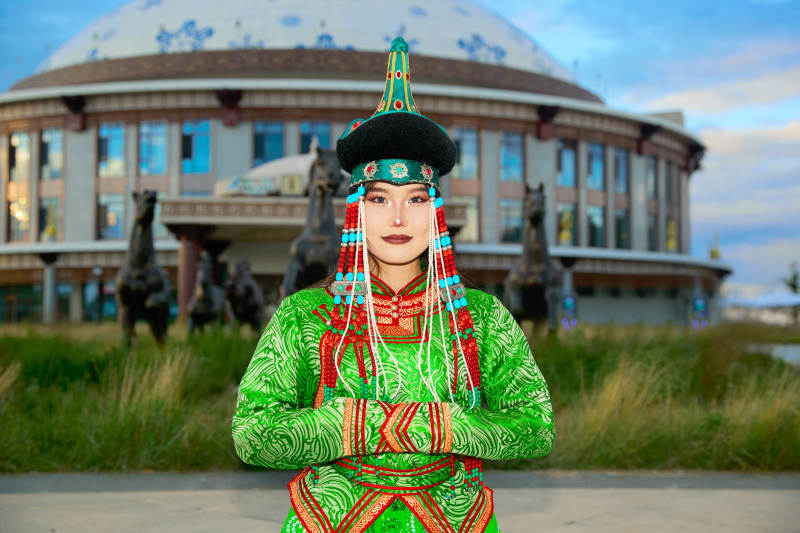 穿着蒙古族鄂尔多斯部落传统服饰的蒙族姑娘图片