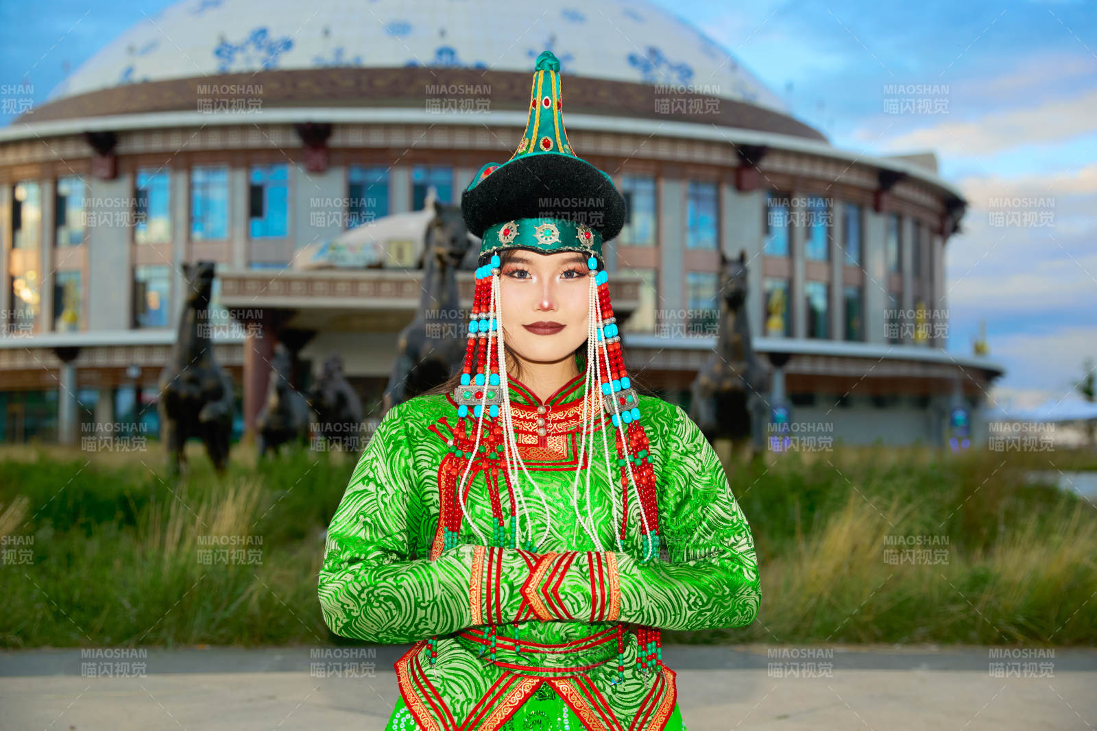 穿着蒙古族鄂尔多斯部落传统服饰的蒙族姑娘图片