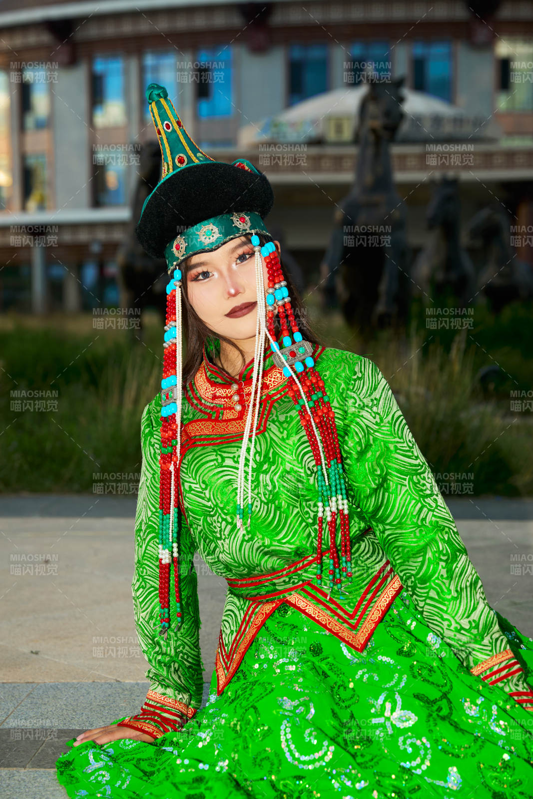 穿着蒙古族鄂尔多斯部落传统服饰的蒙族姑娘图片