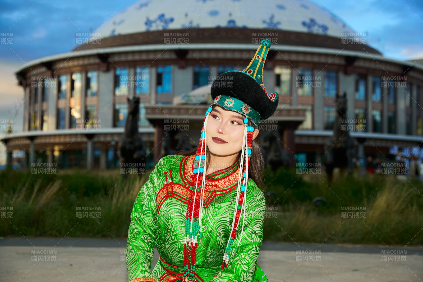 穿着蒙古族鄂尔多斯部落传统服饰的蒙族姑娘图片